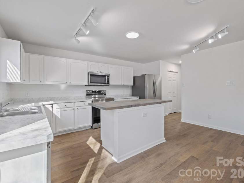 8618 Herons Pond Court, Charlotte, NC 28215.  MLS# CAR4333206, YatesRealty ID 15366. 