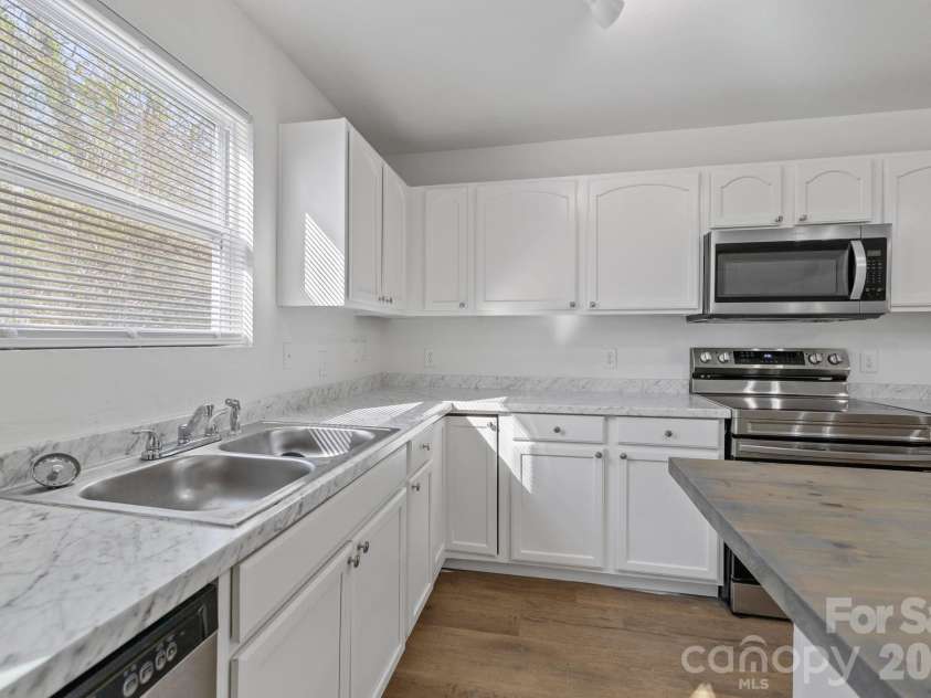 8618 Herons Pond Court, Charlotte, NC 28215.  MLS# CAR4333206, YatesRealty ID 15366. 