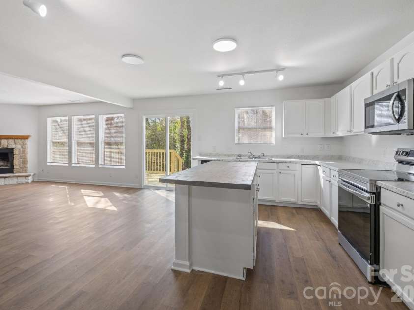 8618 Herons Pond Court, Charlotte, NC 28215.  MLS# CAR4333206, YatesRealty ID 15366. 