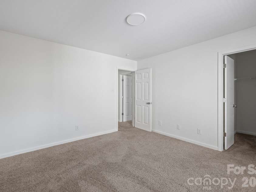 8618 Herons Pond Court, Charlotte, NC 28215.  MLS# CAR4333206, YatesRealty ID 15366. 