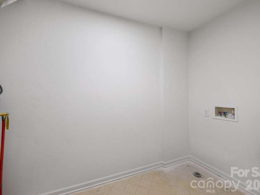 8618 Herons Pond Court, Charlotte, NC 28215.  MLS# CAR4333206, YatesRealty ID 15366. 