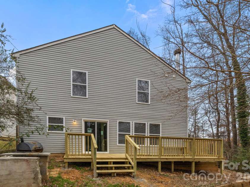 8618 Herons Pond Court, Charlotte, NC 28215.  MLS# CAR4333206, YatesRealty ID 15366. 