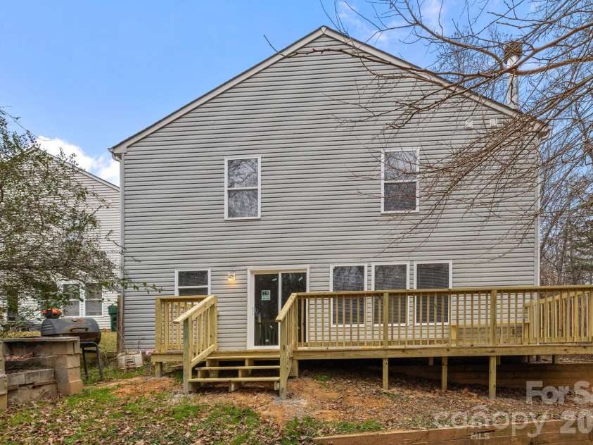 8618 Herons Pond Court, Charlotte, NC 28215.  MLS# CAR4333206, YatesRealty ID 15366. 