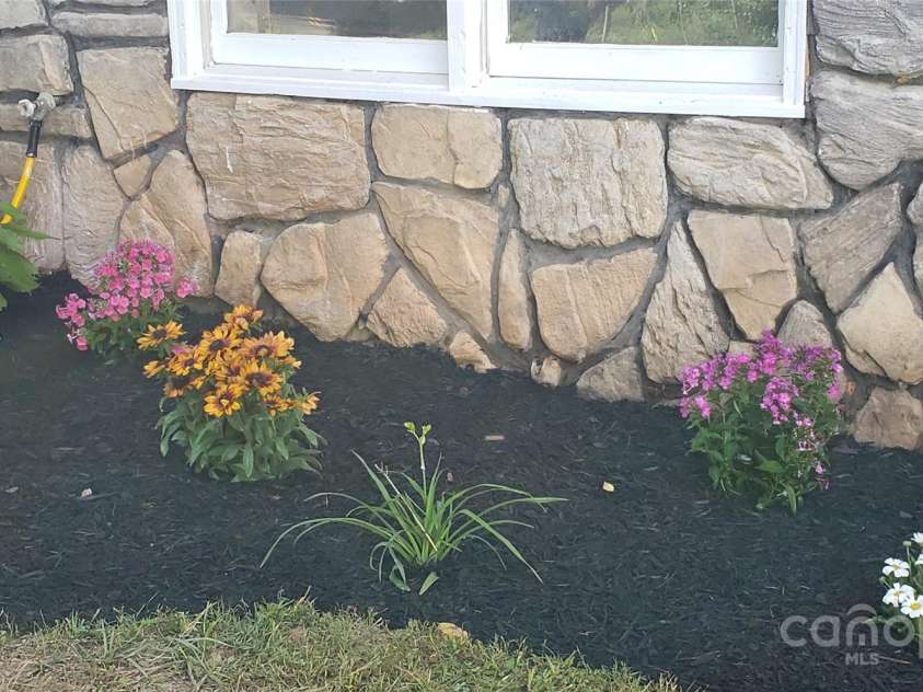 4755 US 23 Highway, Mars Hill, NC 28754.  MLS# CAR4285920, YatesRealty ID 1537. Flower bed
