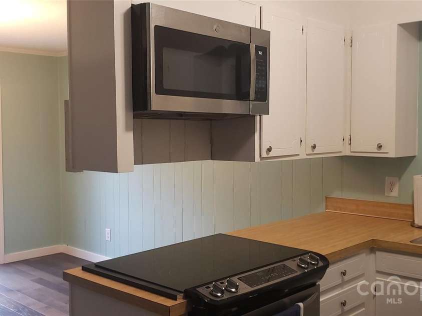 4755 US 23 Highway, Mars Hill, NC 28754.  MLS# CAR4285920, YatesRealty ID 1537. Stainless steel appliances