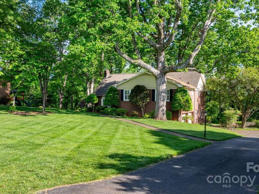220 West Park Drive, Morganton, NC 28655.  MLS# CAR4263944, YatesRealty ID 15371. 