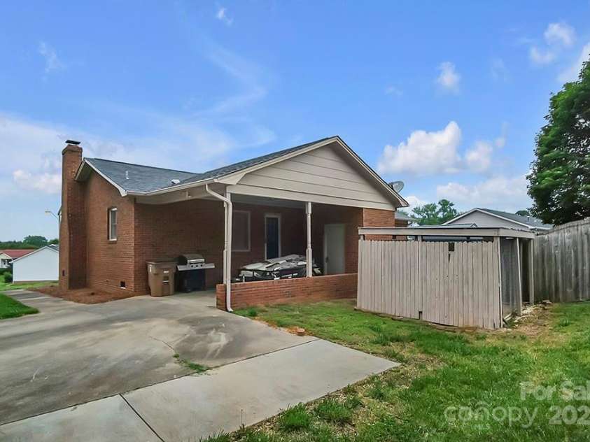 1609 Mcfarland Drive, Shelby, NC 28152.  MLS# CAR4260893, YatesRealty ID 15373. 