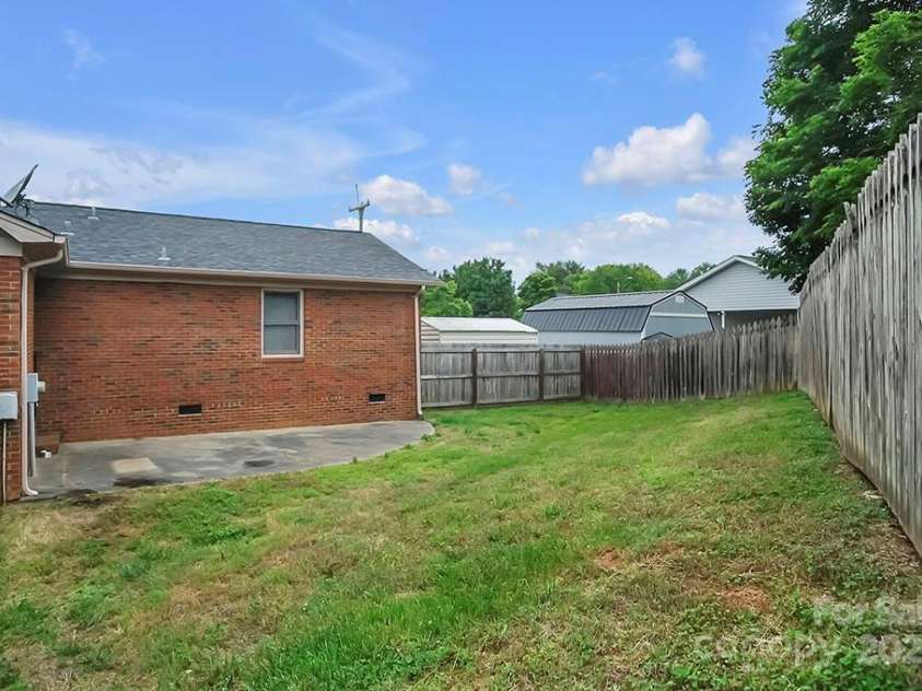 1609 Mcfarland Drive, Shelby, NC 28152.  MLS# CAR4260893, YatesRealty ID 15373. 