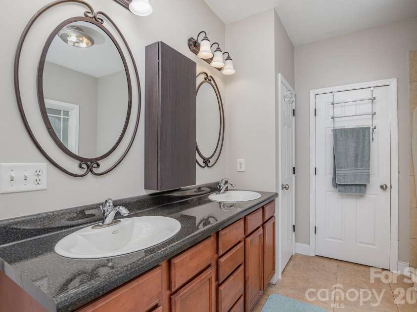 556 Peaceful Creek Drive, York, SC 29745.  MLS# CAR4333441, YatesRealty ID 15373. Primary bath