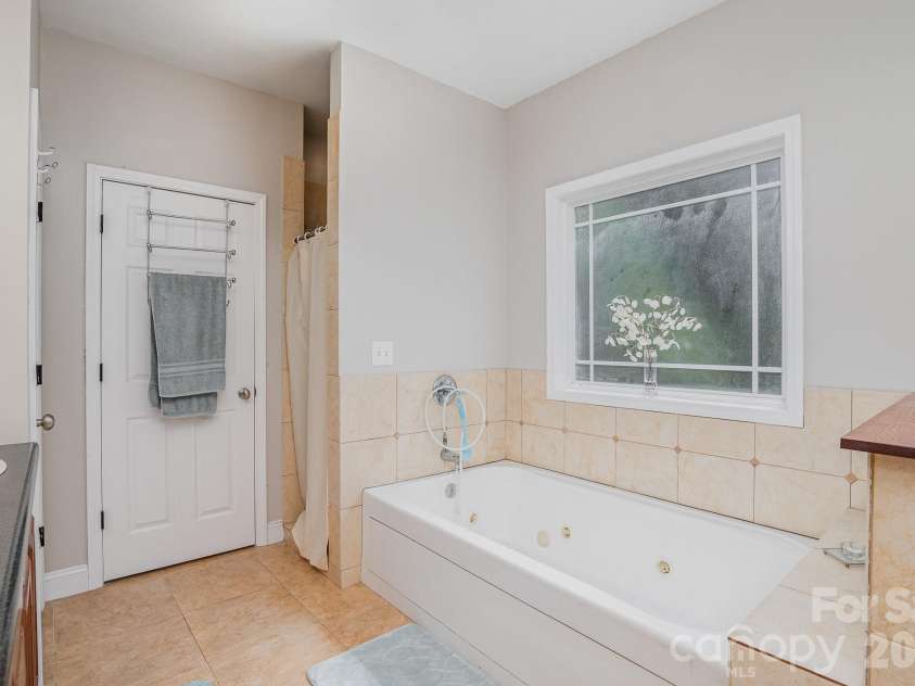 556 Peaceful Creek Drive, York, SC 29745.  MLS# CAR4333441, YatesRealty ID 15373. Primary bath