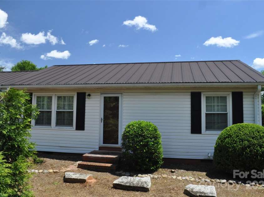 105 Oakleaf Drive, Landrum, SC 29356.  MLS# CAR4261236, YatesRealty ID 15376. 
