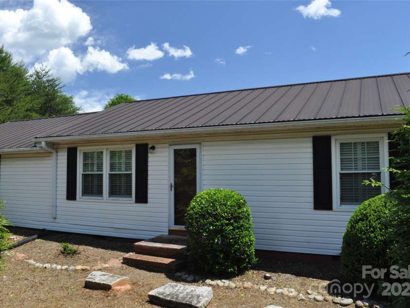 105 Oakleaf Drive, Landrum, SC 29356.  MLS# CAR4261236, YatesRealty ID 15376. 