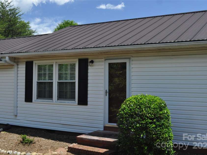 105 Oakleaf Drive, Landrum, SC 29356.  MLS# CAR4261236, YatesRealty ID 15376. 