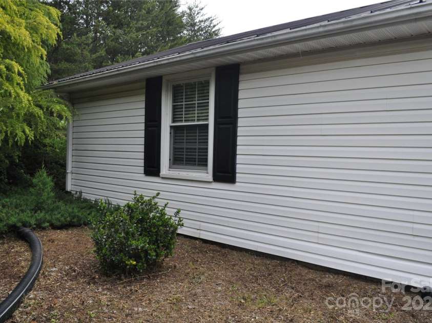 105 Oakleaf Drive, Landrum, SC 29356.  MLS# CAR4261236, YatesRealty ID 15376. 