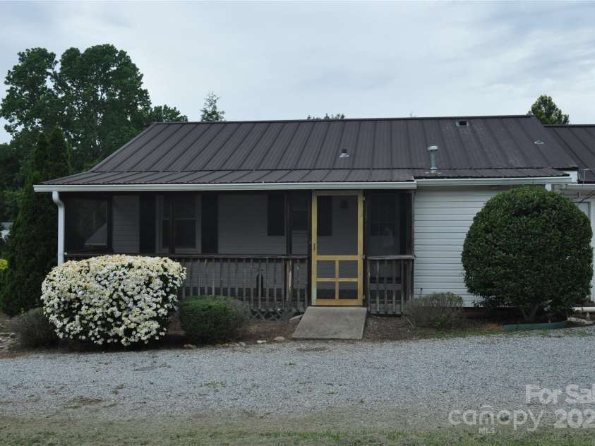 105 Oakleaf Drive, Landrum, SC 29356.  MLS# CAR4261236, YatesRealty ID 15376. 