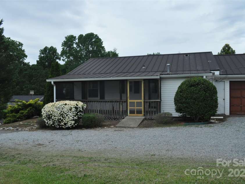 105 Oakleaf Drive, Landrum, SC 29356.  MLS# CAR4261236, YatesRealty ID 15376. 