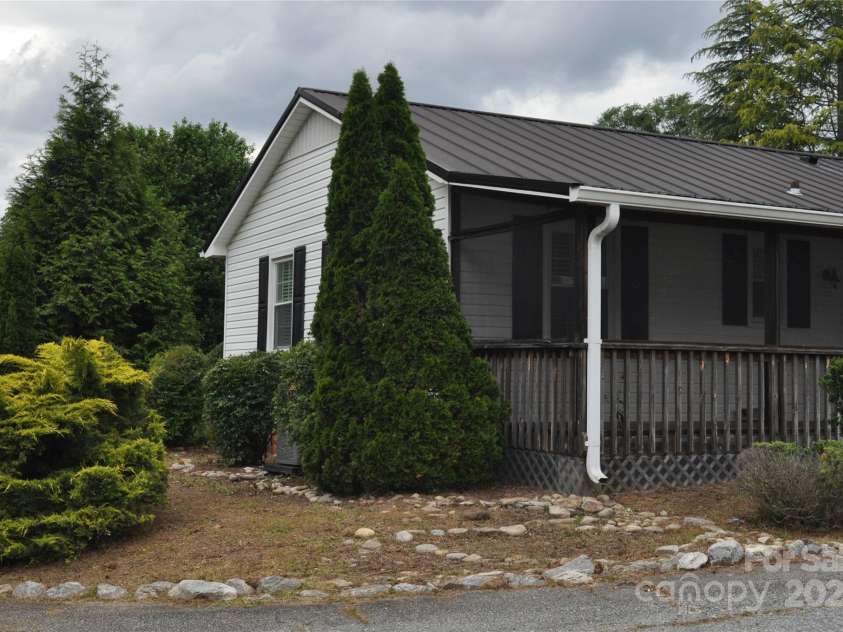 105 Oakleaf Drive, Landrum, SC 29356.  MLS# CAR4261236, YatesRealty ID 15376. 