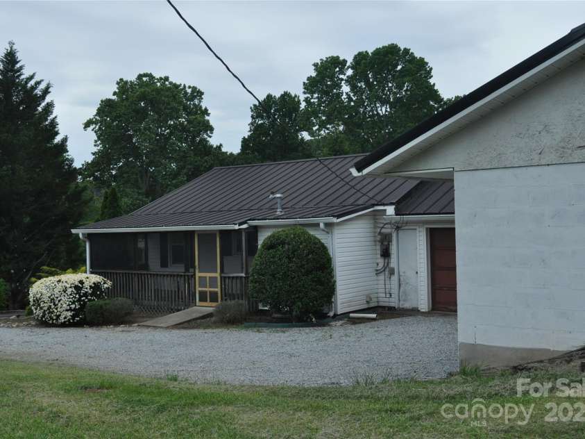 105 Oakleaf Drive, Landrum, SC 29356.  MLS# CAR4261236, YatesRealty ID 15376. 