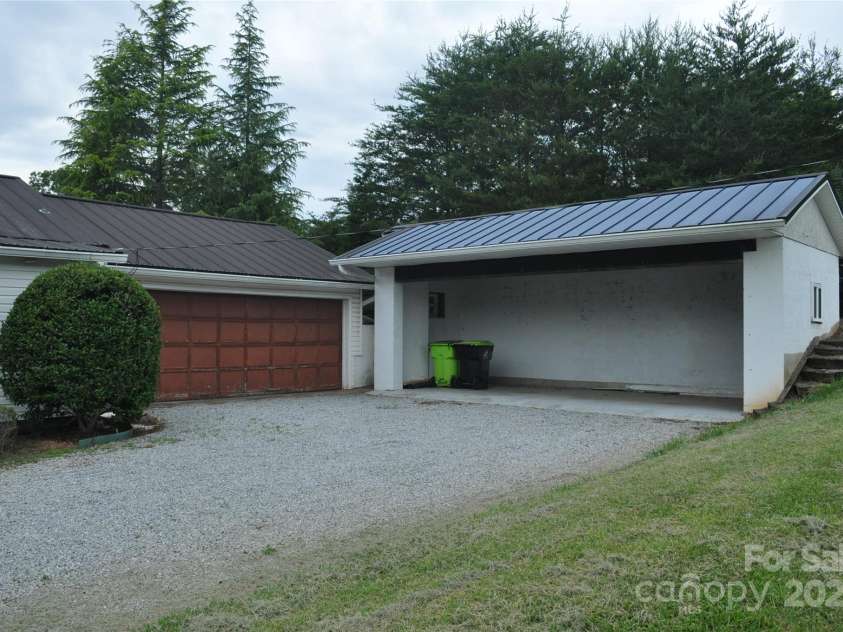 105 Oakleaf Drive, Landrum, SC 29356.  MLS# CAR4261236, YatesRealty ID 15376. 