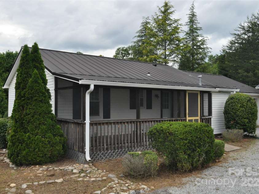 105 Oakleaf Drive, Landrum, SC 29356.  MLS# CAR4261236, YatesRealty ID 15376. Back Porch Entry