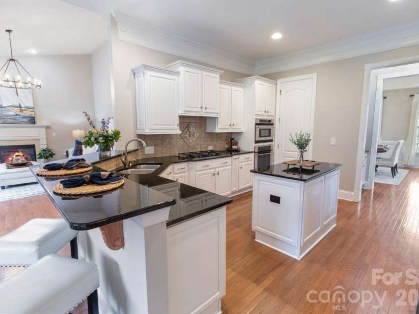 2817 Bevis Lane, Waxhaw, NC 28173.  MLS# CAR4341349, YatesRealty ID 15376. Kitchen