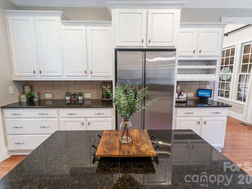 2817 Bevis Lane, Waxhaw, NC 28173.  MLS# CAR4341349, YatesRealty ID 15376. Kitchen