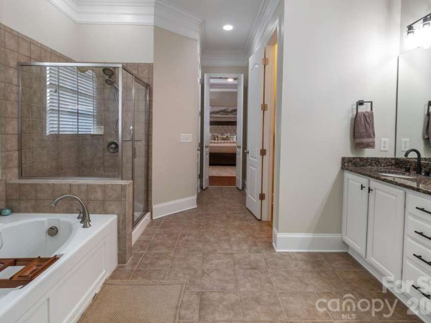 2817 Bevis Lane, Waxhaw, NC 28173.  MLS# CAR4341349, YatesRealty ID 15376. Primary en-suite
