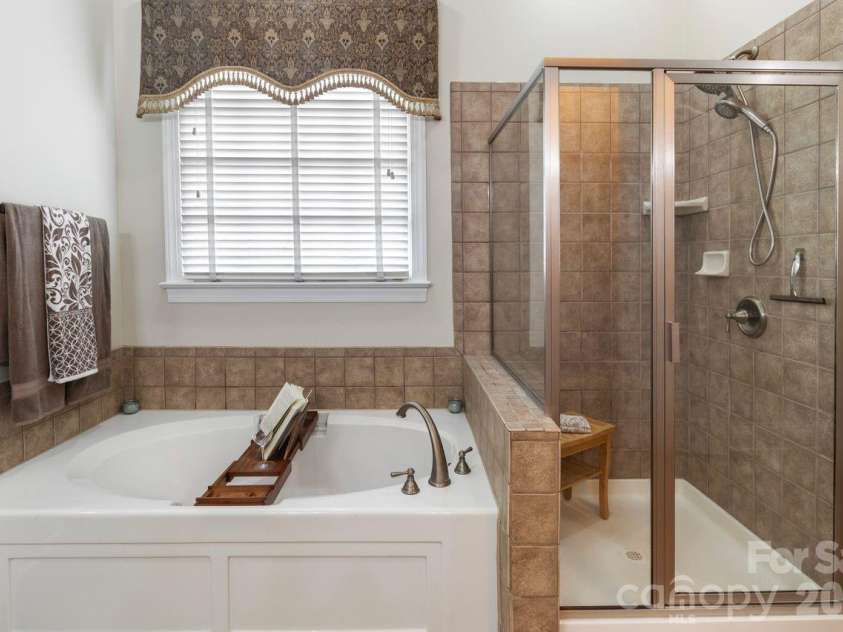 2817 Bevis Lane, Waxhaw, NC 28173.  MLS# CAR4341349, YatesRealty ID 15376. Primary en-suite