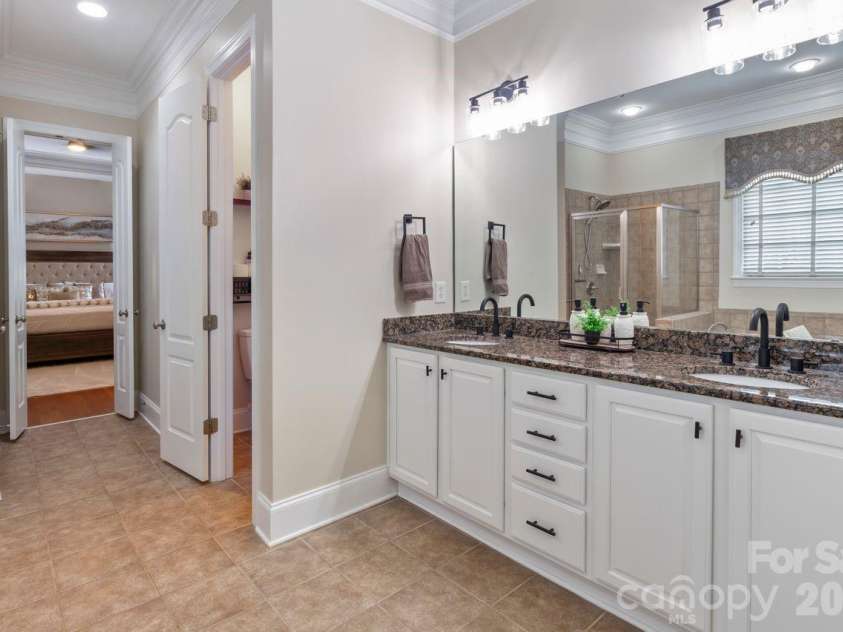 2817 Bevis Lane, Waxhaw, NC 28173.  MLS# CAR4341349, YatesRealty ID 15376. Primary en-suite