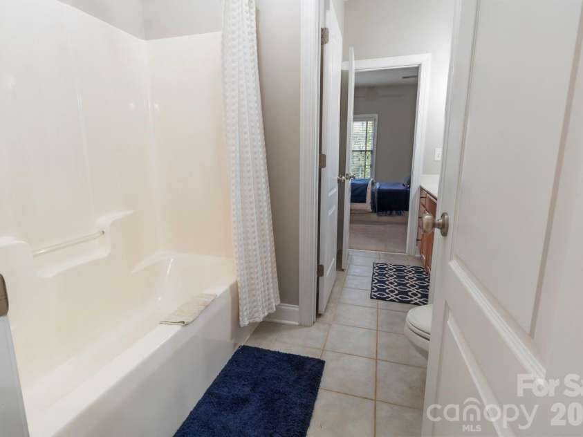 2817 Bevis Lane, Waxhaw, NC 28173.  MLS# CAR4341349, YatesRealty ID 15376. Secondary bath