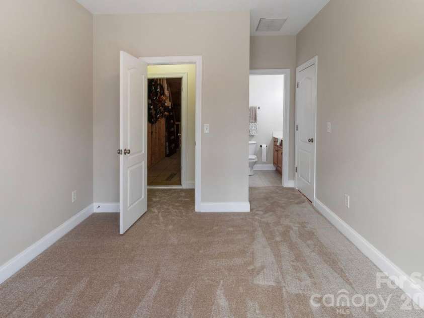 2817 Bevis Lane, Waxhaw, NC 28173.  MLS# CAR4341349, YatesRealty ID 15376. Secondary bedroom with en-suite