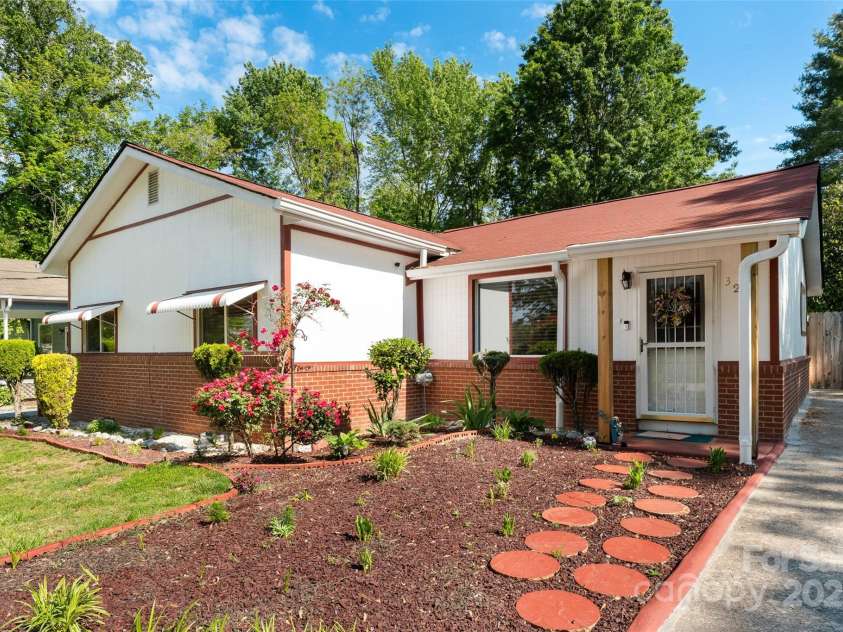 320 Hillview Boulevard, Hendersonville, NC 28792.  MLS# CAR4256548, YatesRealty ID 15381. 