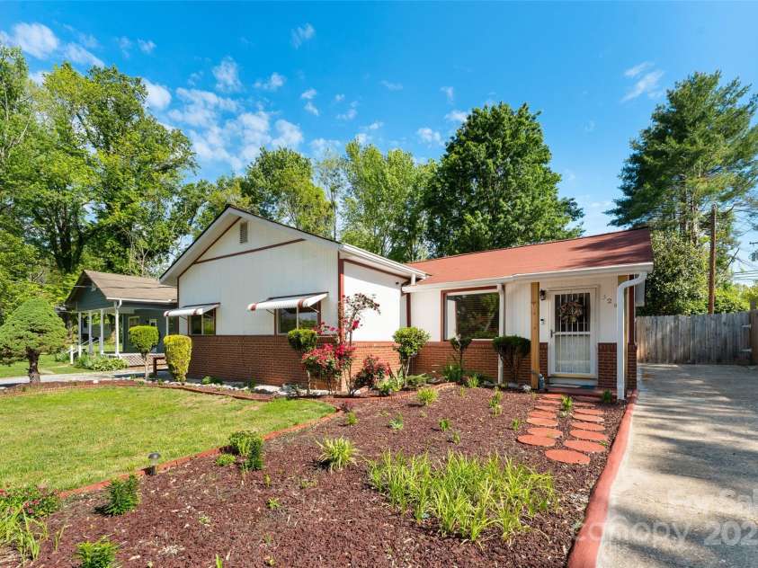 320 Hillview Boulevard, Hendersonville, NC 28792.  MLS# CAR4256548, YatesRealty ID 15381. 