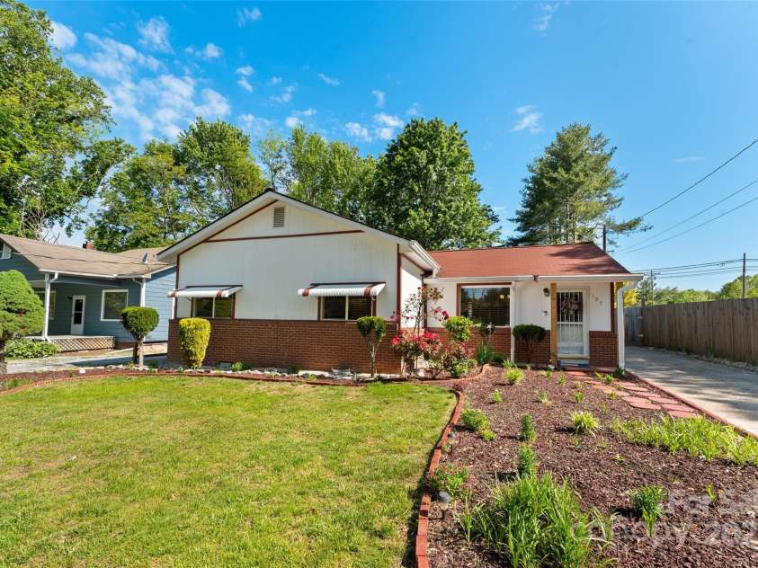 320 Hillview Boulevard, Hendersonville, NC 28792.  MLS# CAR4256548, YatesRealty ID 15381. 