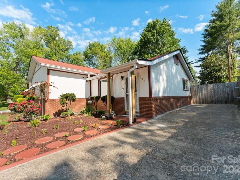 320 Hillview Boulevard, Hendersonville, NC 28792.  MLS# CAR4256548, YatesRealty ID 15381. 