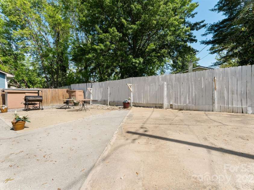 320 Hillview Boulevard, Hendersonville, NC 28792.  MLS# CAR4256548, YatesRealty ID 15381. 
