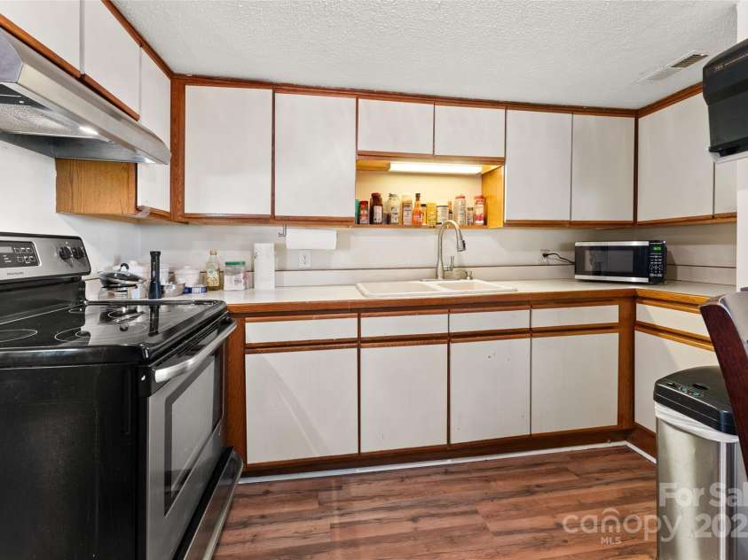 320 Hillview Boulevard, Hendersonville, NC 28792.  MLS# CAR4256548, YatesRealty ID 15381. 