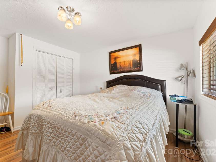 320 Hillview Boulevard, Hendersonville, NC 28792.  MLS# CAR4256548, YatesRealty ID 15381. 