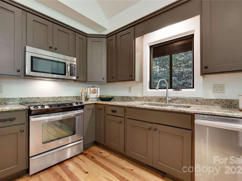 224 Corsica Lane, Saluda, NC 28773.  MLS# CAR4294125, YatesRealty ID 15383. 