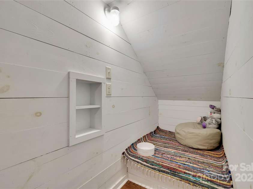224 Corsica Lane, Saluda, NC 28773.  MLS# CAR4294125, YatesRealty ID 15383. A little nook for your treasures or furry friends