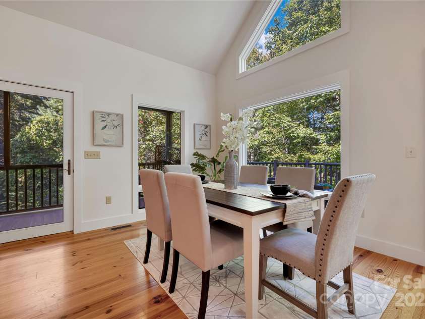 224 Corsica Lane, Saluda, NC 28773.  MLS# CAR4294125, YatesRealty ID 15383. Beautiful dining area takes advantage of the windows and light!