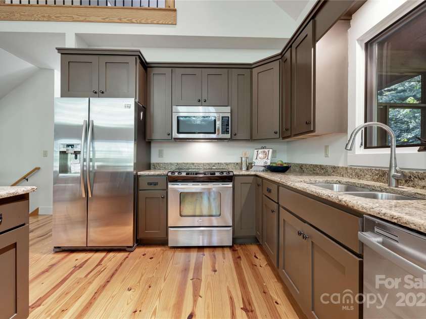 224 Corsica Lane, Saluda, NC 28773.  MLS# CAR4294125, YatesRealty ID 15383. Kitchen with granite countertops