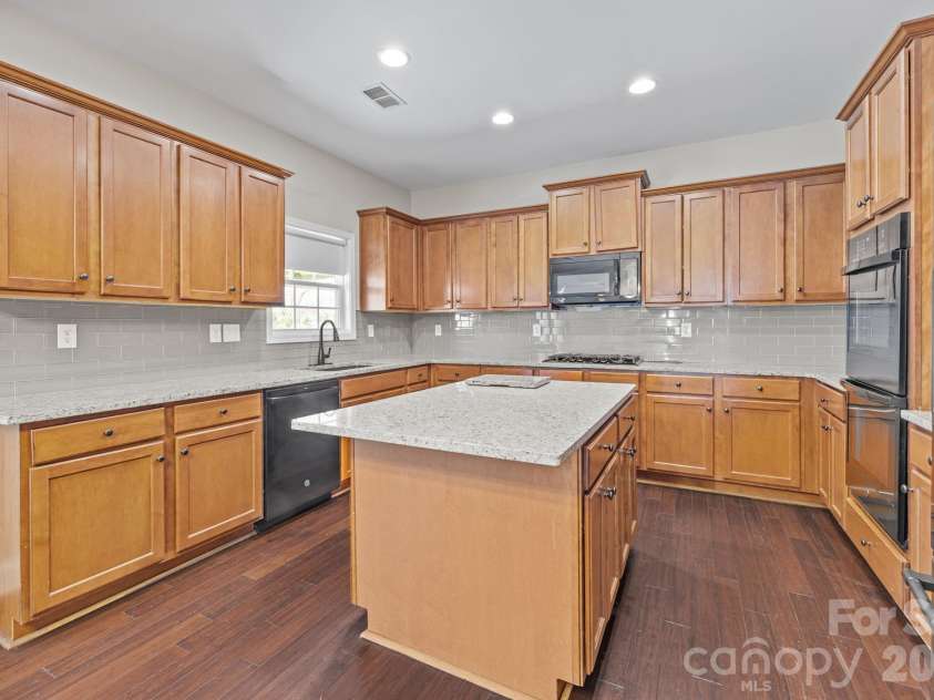 6226 Hermsley Road, Charlotte, NC 28278.  MLS# CAR4347023, YatesRealty ID 15383. 
