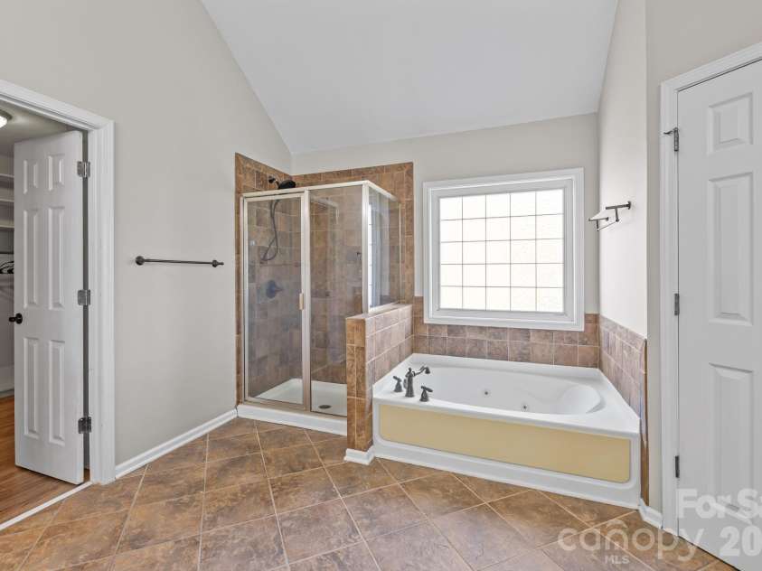 6226 Hermsley Road, Charlotte, NC 28278.  MLS# CAR4347023, YatesRealty ID 15383. 