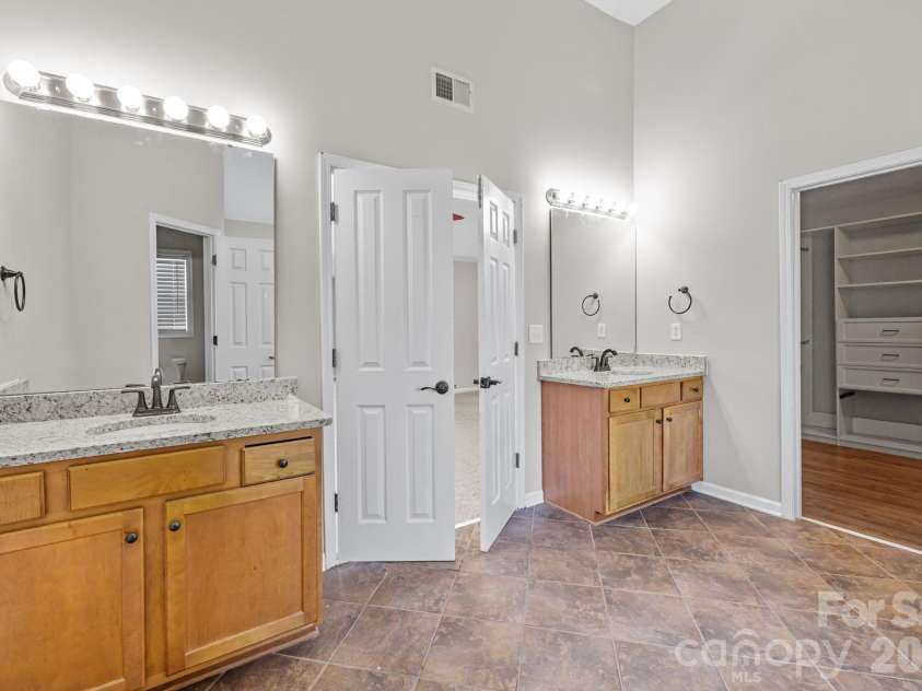 6226 Hermsley Road, Charlotte, NC 28278.  MLS# CAR4347023, YatesRealty ID 15383. 