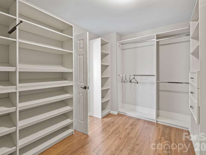 6226 Hermsley Road, Charlotte, NC 28278.  MLS# CAR4347023, YatesRealty ID 15383. 