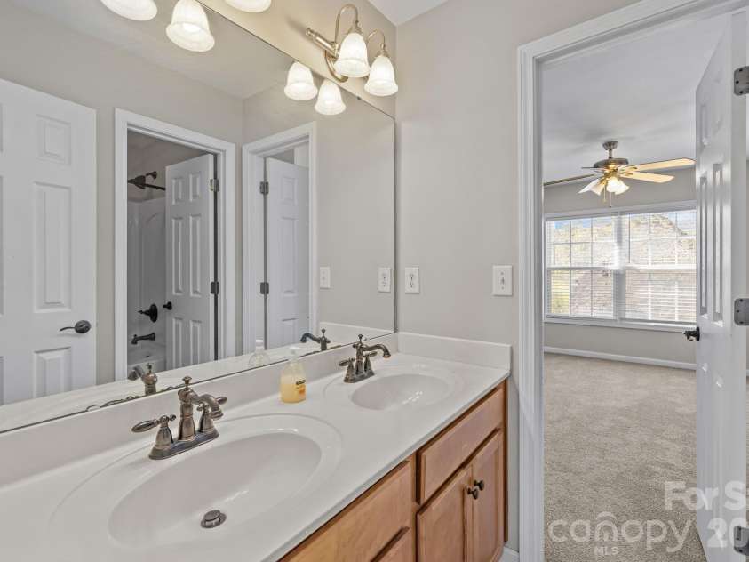 6226 Hermsley Road, Charlotte, NC 28278.  MLS# CAR4347023, YatesRealty ID 15383. 