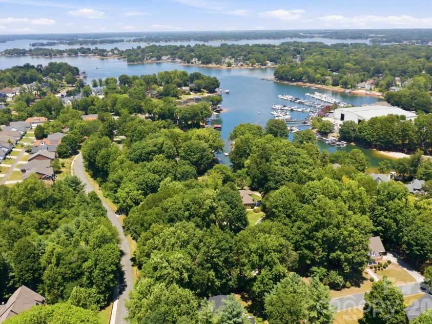 20011 Chapel Point Lane, Cornelius, NC 28031.  MLS# CAR4400824, YatesRealty ID 15384. 