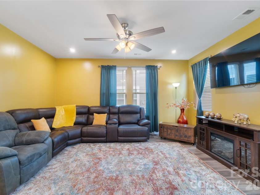 8032 Overmeadow Lane, Charlotte, NC 28269.  MLS# CAR4360268, YatesRealty ID 15386. 