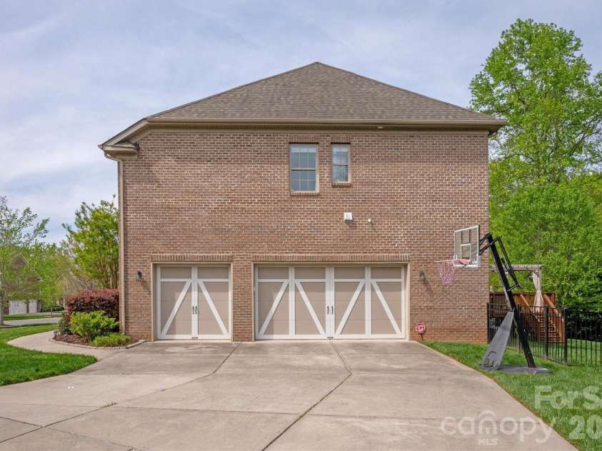 2800 Bevis Lane, Waxhaw, NC 28173.  MLS# CAR4366294, YatesRealty ID 15391. 3 car sideload garage